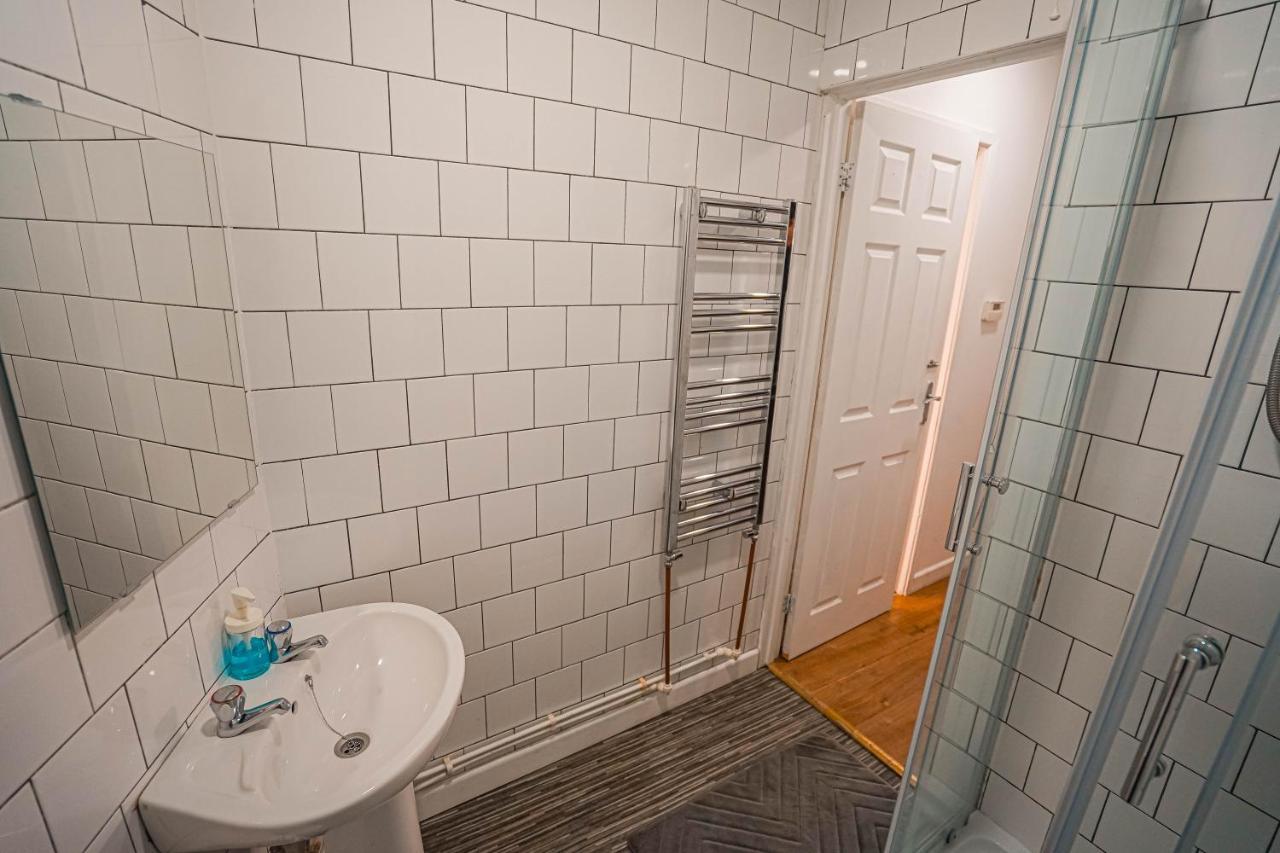Private And Spacious 2 Bedroom House - Free Parking! คาร์ดิฟฟ์ ภายนอก รูปภาพ