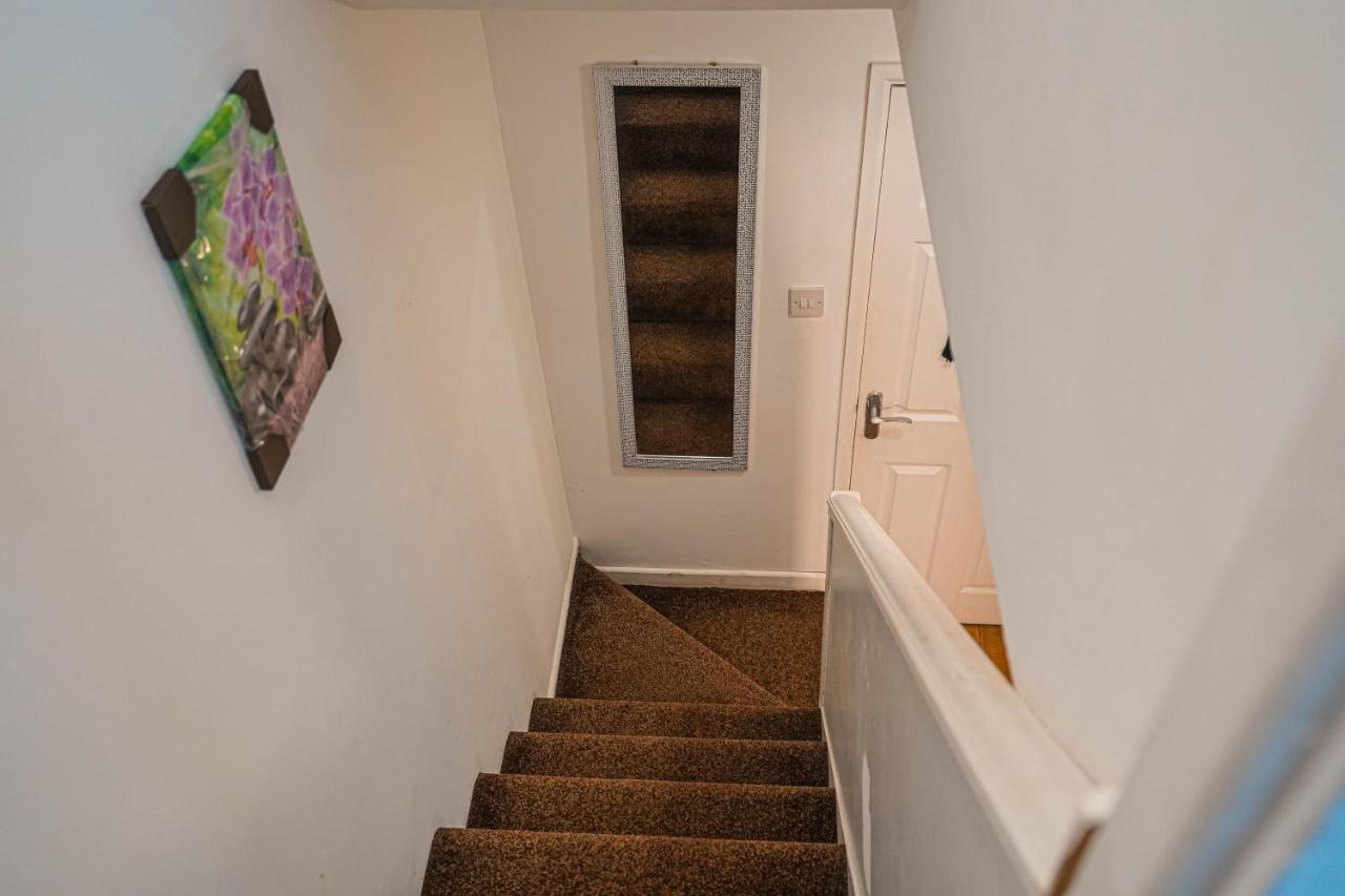 Private And Spacious 2 Bedroom House - Free Parking! คาร์ดิฟฟ์ ภายนอก รูปภาพ